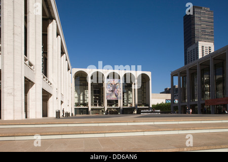 METROPOLITAN OPERA HOUSE (©WALLACE HARRISON 1966) MAIN PLAZA LINCOLN CENTER MANHATTAN NEW YORK CITY USA Foto Stock