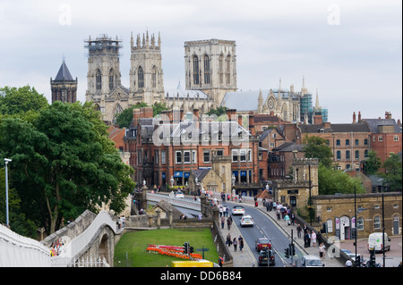 Vista che mostra le mura della città, York Minster, Lendal Bridge & Station Road nella città di York North Yorkshire England Regno Unito Foto Stock