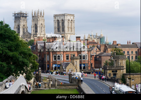 Vista che mostra le mura della città, York Minster, Lendal Bridge & Station Road nella città di York North Yorkshire England Regno Unito Foto Stock