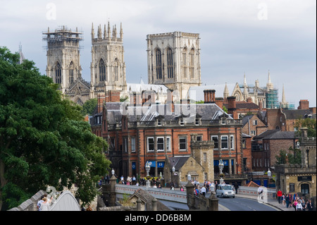 Vista che mostra le mura della città, York Minster, Lendal Bridge & Station Road nella città di York North Yorkshire England Regno Unito Foto Stock