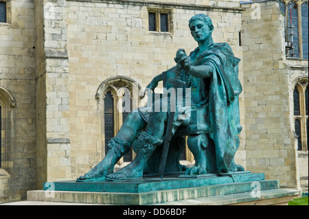 La Statua di Costantino il Grande al di fuori di York Minster nel centro della città di York North Yorkshire England Regno Unito Foto Stock