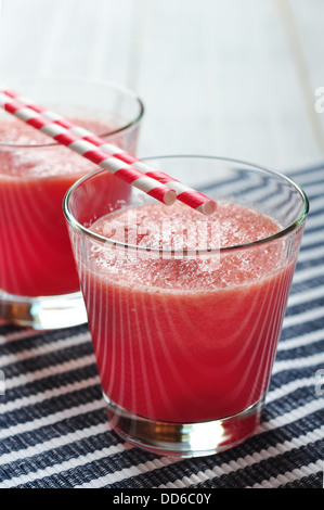 Acqua frullato di melone in vetro con paglia Foto Stock