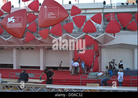 Venezia, Italia. Il 27 agosto, 2013. Lavoratori impostare l'ingresso del Lido Casinò alla vigilia della cerimonia di apertura del settantesimo Festival del Cinema di Venezia il 27 agosto 2013 al Lido di Venezia. Credito: Gaetano Piazzolla/Alamy Live News Foto Stock