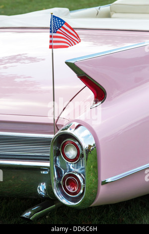 Anni Cinquanta Pink Cadillac convertibile. Sharp pinna caudale e bandiera americana Foto Stock