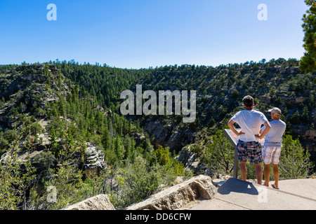 I turisti in una si affacciano in Walnut Canyon National Monument, vicino a Flagstaff, in Arizona, Stati Uniti d'America Foto Stock