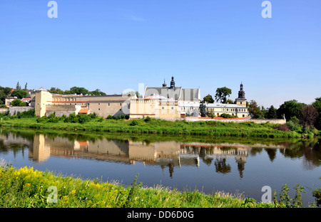 Norbertine convento e la chiesa di Sant'Agostino e di San Giovanni Battista presso il fiume Vistola a Cracovia, Polonia Foto Stock