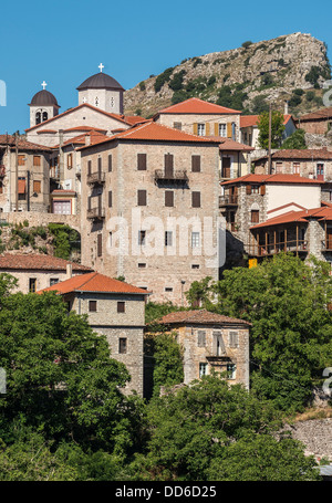 Il villaggio di Dimitsana sul bordo del Lousios gorge, Arcadia, Peloponneso centrale, Grecia. Foto Stock