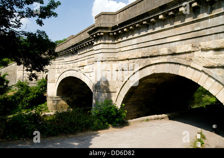 Acquedotto portante il Kennet and Avon Canal sul fiume Avon, Avoncliff vicino a Bradford on Avon, Wiltshire, Inghilterra. Foto Stock