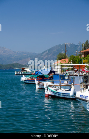 Barche da pesca ormeggiate nel porto di Vathi, isola di Meganisi, Lefkada, Isole Ionie, Grecia. Foto Stock