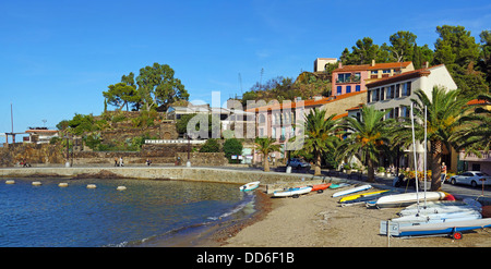 Spiaggia con barche e hotel ristorante nel villaggio di Collioure, Rossiglione e Pirenei Orientali, Côte Vermeille, Francia Foto Stock