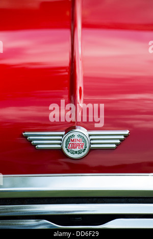 Austin Mini Cooper cofano. Classic british auto presso un'auto show. Regno Unito Foto Stock