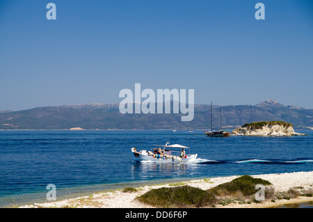 In barca da pesca Fanari, Atherinos Bay, Meganisi, Lefkada, Isole Ionie, Grecia. Foto Stock
