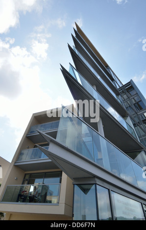 Appartamenti con balconi in vetro il porto di Bristol architettura England Regno Unito Foto Stock