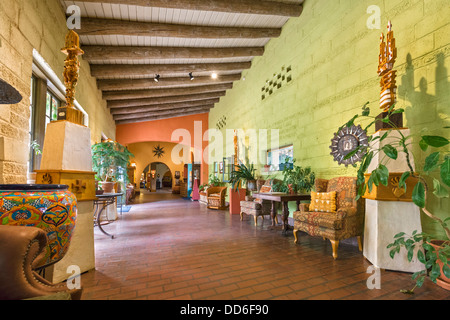 La lobby della storica La Posada Hotel guardando verso la reception, Winslow, Arizona, Stati Uniti d'America Foto Stock