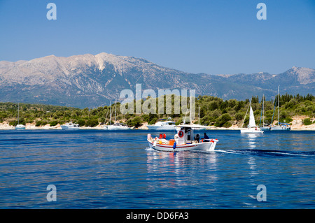 In barca da pesca Fanari, Atherinos Bay, Meganisi, Lefkada, Isole Ionie, Grecia. Foto Stock