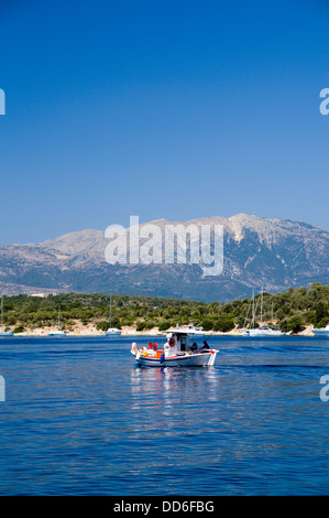 In barca da pesca Fanari, Atherinos Bay, Meganisi, Lefkada, Isole Ionie, Grecia. Foto Stock