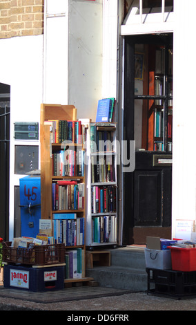 Libri al di fuori di una libreria indipendente in Bloomsbury Londra Centrale Foto Stock