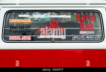 VW Volkswagen camper van estremità posteriore finestra con adesivi Foto Stock