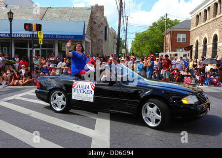 Julia Tucker, cantante locale del National Anthem, partecipa alle sfilate del 4th luglio dell'Independence Day, Catonsville, Maryland, USA Foto Stock