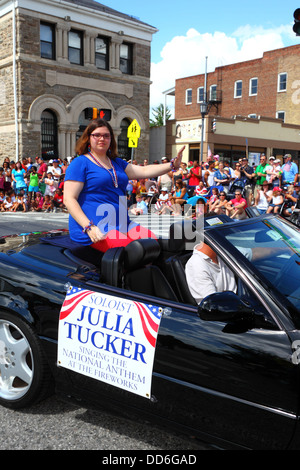 Julia Tucker, cantante locale del National Anthem, partecipa alle sfilate del 4th luglio dell'Independence Day, Catonsville, Maryland, USA Foto Stock