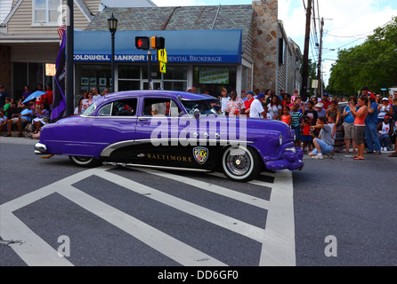 Il Buick di Greg Hudnet del 1952 ha dipinto a Baltimore Ravens i colori della squadra di football che ha preso parte al 4th luglio della sfilata dell'Independence Day, Catonsville, Maryland Foto Stock