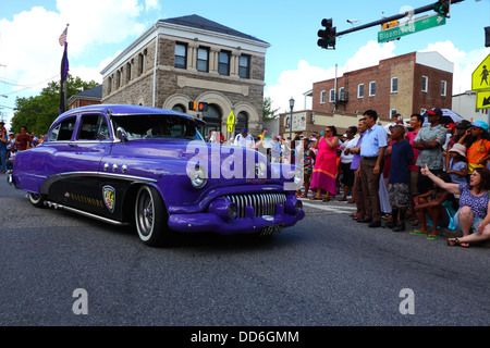 Il Buick di Greg Hudnet del 1952 ha dipinto a Baltimore Ravens i colori della squadra di football che hanno partecipato al 4th luglio delle sfilate dell'Independence Day, Catonsville, Maryland Foto Stock