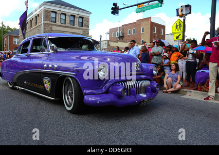 Il Buick di Greg Hudnet del 1952 ha dipinto a Baltimore Ravens i colori della squadra di football che hanno partecipato al 4th luglio delle sfilate dell'Independence Day, Catonsville, Maryland Foto Stock