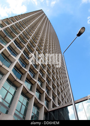 Centre Point, Londra, dalla strada, guardando in alto Foto Stock