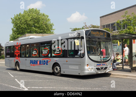 Il park and ride bus sul numero 2 Linea Verde, servizio passeggeri di raccolta al di fuori del National Railway Museum di York. Foto Stock