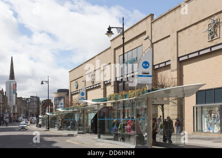 Primark abbigliamento e negozio di moda su High Street, Dundee, Scozia, con una linea di nuovi moderni pensiline autobus all'esterno. Foto Stock