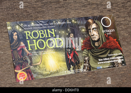 Banner di grandi dimensioni sulla parete esterna dell'Ottagono Theatre, Bolton pubblicità la loro prossima produzione di Natale di Robin Hood. Foto Stock