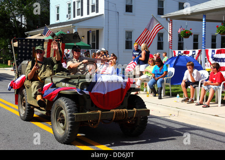 Soldati in jeep dell'esercito che prendono parte nel 4th delle sfilate del giorno dell'Indipendenza di luglio, Catonsville, Maryland, Stati Uniti Foto Stock