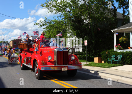 Vintage Mack Fire Truck partecipa al 4th luglio delle sfilate dell'Independence Day, Catonsville, Maryland, USA Foto Stock