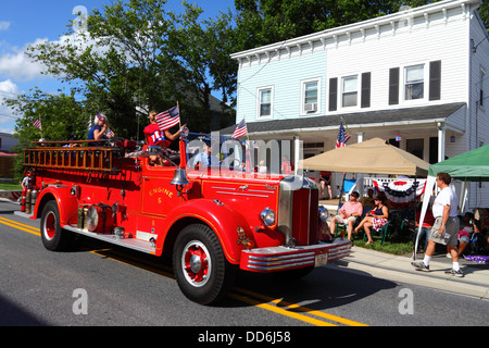 Vintage Mack Fire Truck partecipa al 4th luglio delle sfilate dell'Independence Day, Catonsville, Maryland, USA Foto Stock