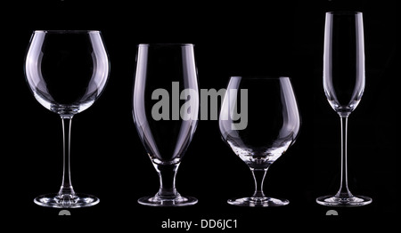 Bicchiere vuoto impostato isolata su uno sfondo nero - birra, vino, champagne,scotch Foto Stock