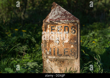 Milepost sulla strada alzaia di Leeds e Liverpool canal in Rodley, Leeds che mostra la distanza a Leeds City Centre. Foto Stock