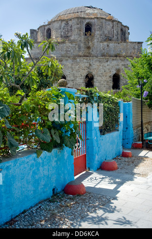 Parete blu e la vecchia moschea nella città di Rodi, Grecia. Foto Stock