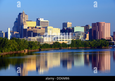 Skyline di Hartford, Connecticut da sopra il fiume Connecticut. Foto Stock
