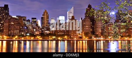 New York City Panorama spanning da Lower Manhattan a Brooklyn attraverso l'East River. Foto Stock