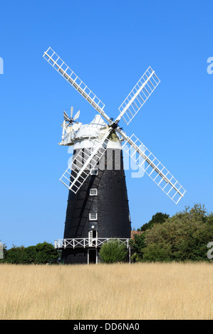 Burnham Overy windmill, torre e cappuccio mill, 1816, Norfolk Inghilterra Inglese Regno Unito di mattoni dipinto turrito mulini a vento Foto Stock