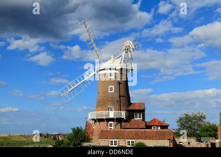 Cley accanto al mare, torre in mattoni e il mulino a vento di cappuccio, Norfolk, Inghilterra Inglese Regno Unito mulini a vento mill mills inizio del XIX secolo Foto Stock