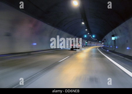 Movimento veloce della vettura nel tunnel Foto Stock