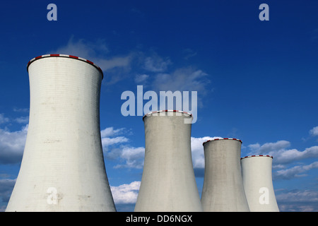 Cime delle torri di raffreddamento della centrale atomica Foto Stock