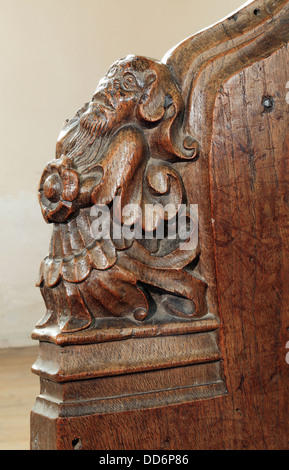 Medieval xv secolo panca in legno fine, Thornham NORFOLK REGNO UNITO Inghilterra termina benchend benchends legno intagliato sculture carving Foto Stock