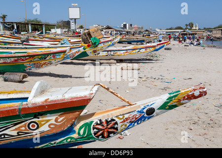 Dakar, Senegal. Barche di pescatori sulla spiaggia di Soumbedioune villaggio di pescatori, ora parte della metropoli di Dakar. Foto Stock