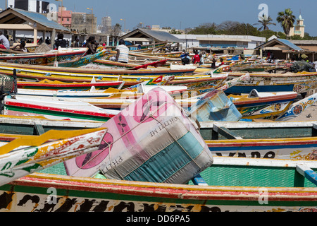 Dakar, Senegal. Barche di pescatori sulla spiaggia di Soumbedioune villaggio di pescatori, ora parte della metropoli di Dakar. Foto Stock