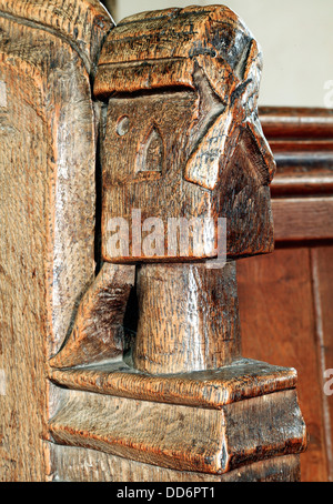 Medievale banco in legno fine XV secolo il mulino a vento, Thornham, Norfolk Inghilterra Inglese Regno Unito di legno scolpito le estremità del banco mulini a vento termina Foto Stock