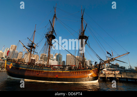 'L'Endeavour", una replica della Captain Cook's ship, ormeggiata al di fuori della Australian National Maritime Museum di Sydney Foto Stock