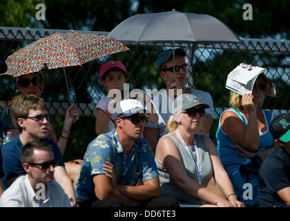 Lavaggio, Queens, a New York, Stati Uniti d'America. Il 27 agosto, 2013. Agosto 27, 2013: Ventole sfuggire il calore del giorno 2 del 2013 U.S. Aprire i campionati di tennis presso l'USTA Billie Jean King National Tennis Center in Flushing, Queens, a New York. Credito: csm/Alamy Live News Foto Stock