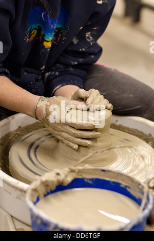 Gli studenti di arte a Tralee membro Università lavoro con argilla in ceramica studio Foto Stock